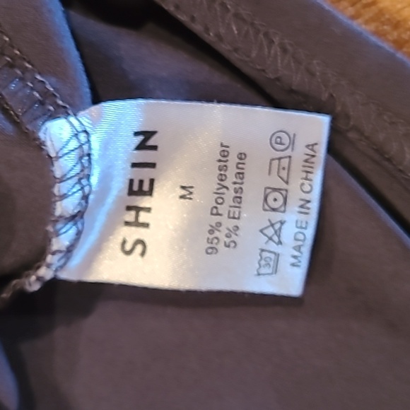 SHEIN Gray Tank Top with Dripping Flag Design - Picture 3 of 3